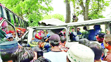 A bus-microbus collision on Faridpur-Barishal highway at Chagolchira in Maksudpur upazila of Gopalganj district on Wednesday leaves five people dead.