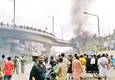 Drivers of battery-run three wheelers set a police box on fire at Kalshi intersection in the city's Mirpur area on Sunday.